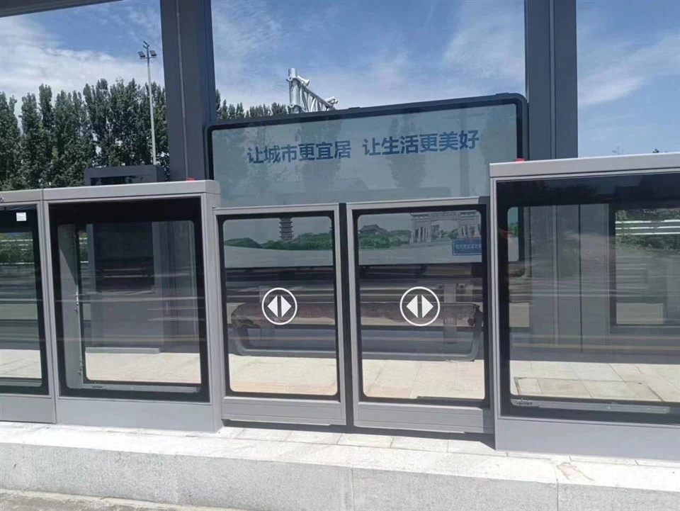 BRT(バス高速交通機関)と路面電車の鉄道プラットフォームのシールド付き安全ドア